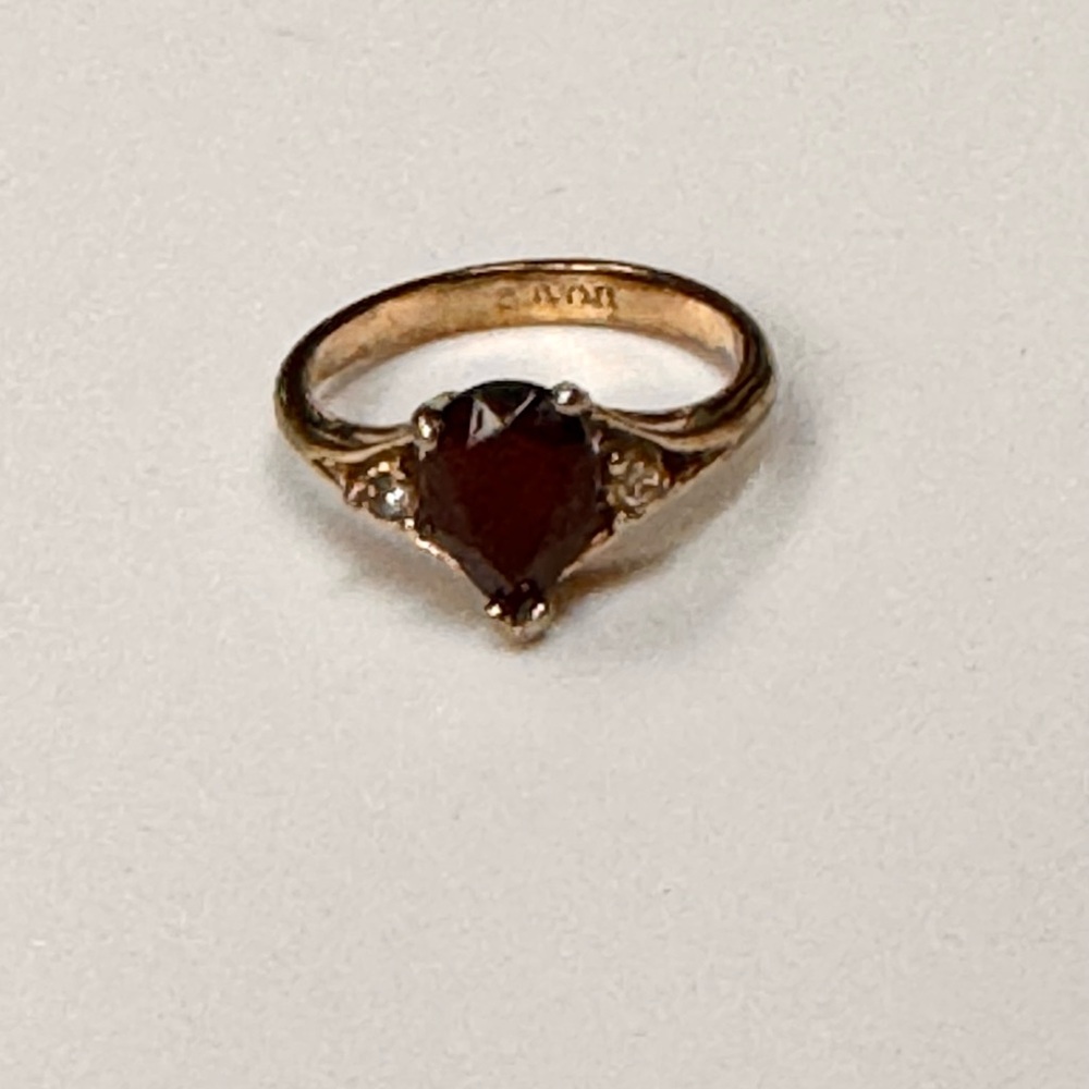 Avon Vintage Elegant Gold and Ruby Heart Ring
